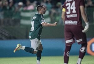 Com gol de Elvis, Goiás supera Santos e conquista primeira vitória em casa no Brasileirão (Foto: Isabela Azine/Feras do Esporte)
