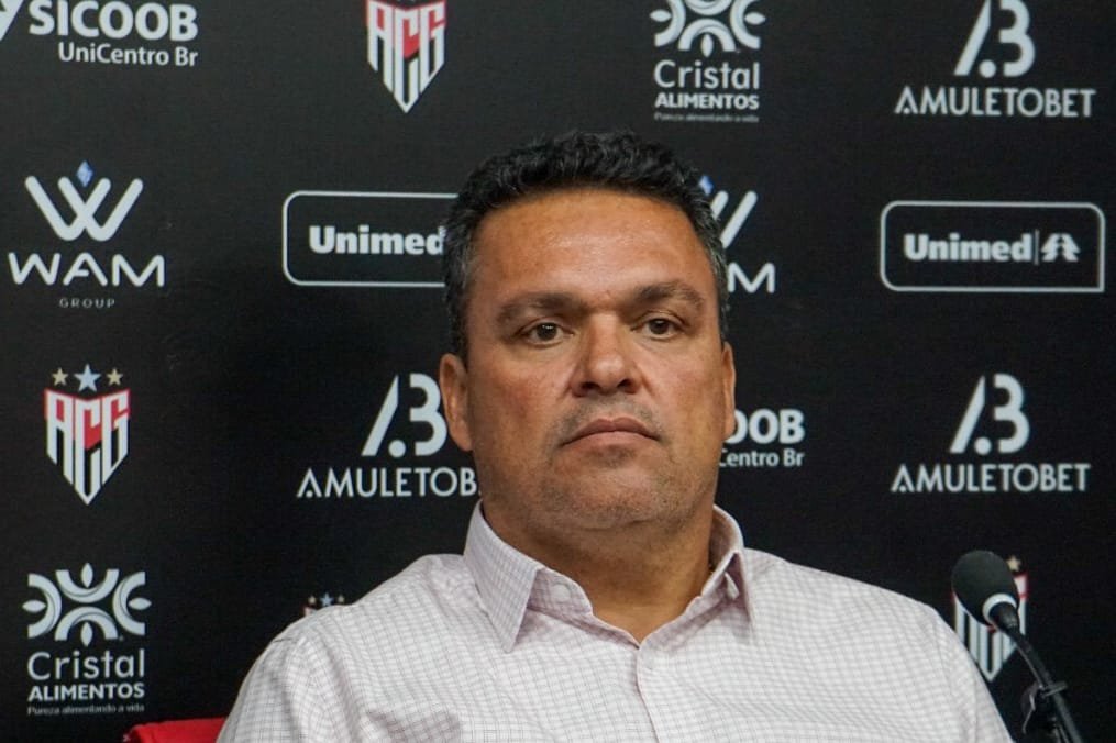 Adson Batista lamenta cansaço dos jogadores do Atlético-GO, revela busca por reforços e analisa jogo contra São Paulo: “perdemos de cabeça erguida”