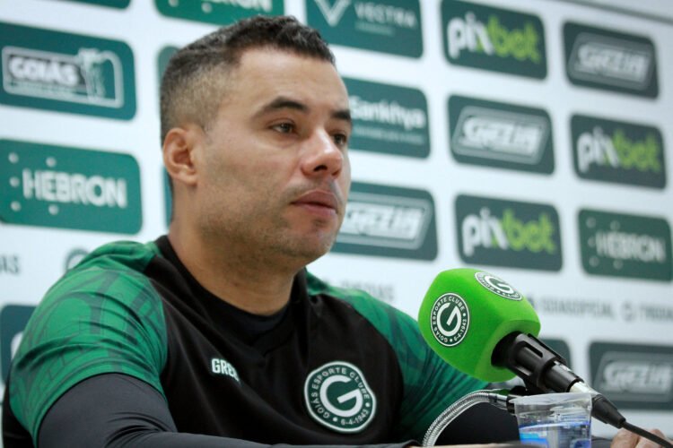 Jair Ventura avalia sequência de vitórias do Goiás na Série A e destaca: "vamos passo a passo"