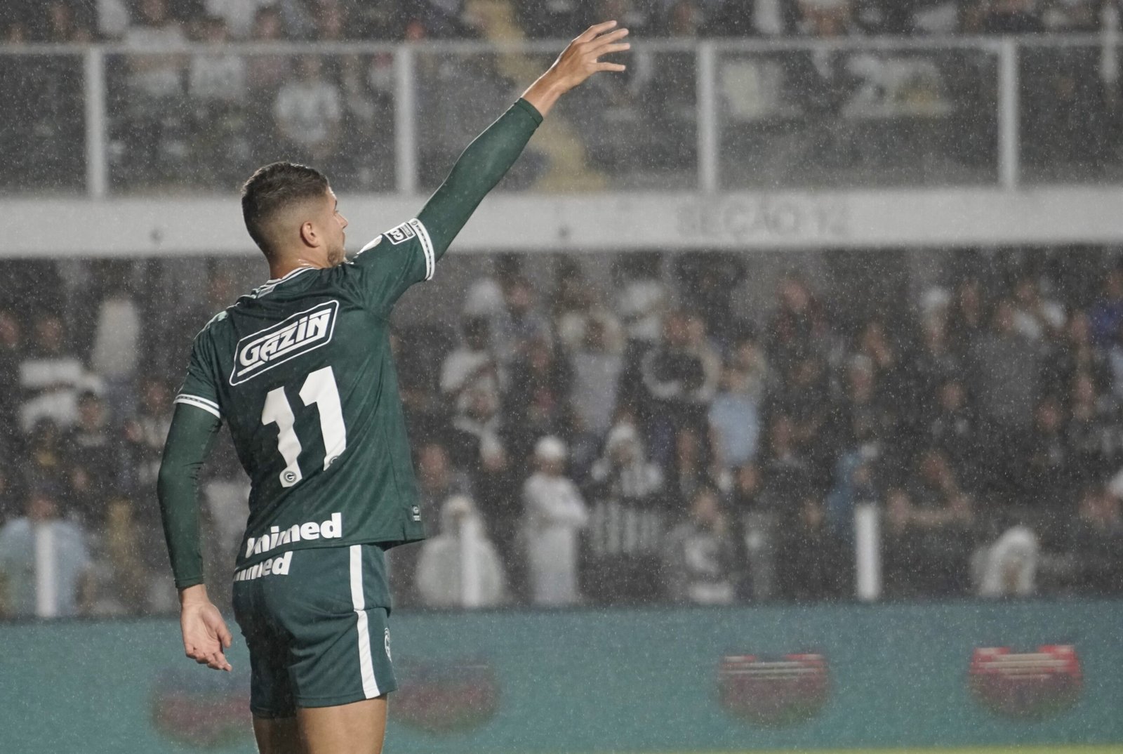 1600px x 1074px - Com dois gols do 'iluminado' Pedro Raul, GoiÃ¡s vence Santos e chega Ã   terceira vitÃ³ria consecutiva na SÃ©rie A - Feras do Esporte