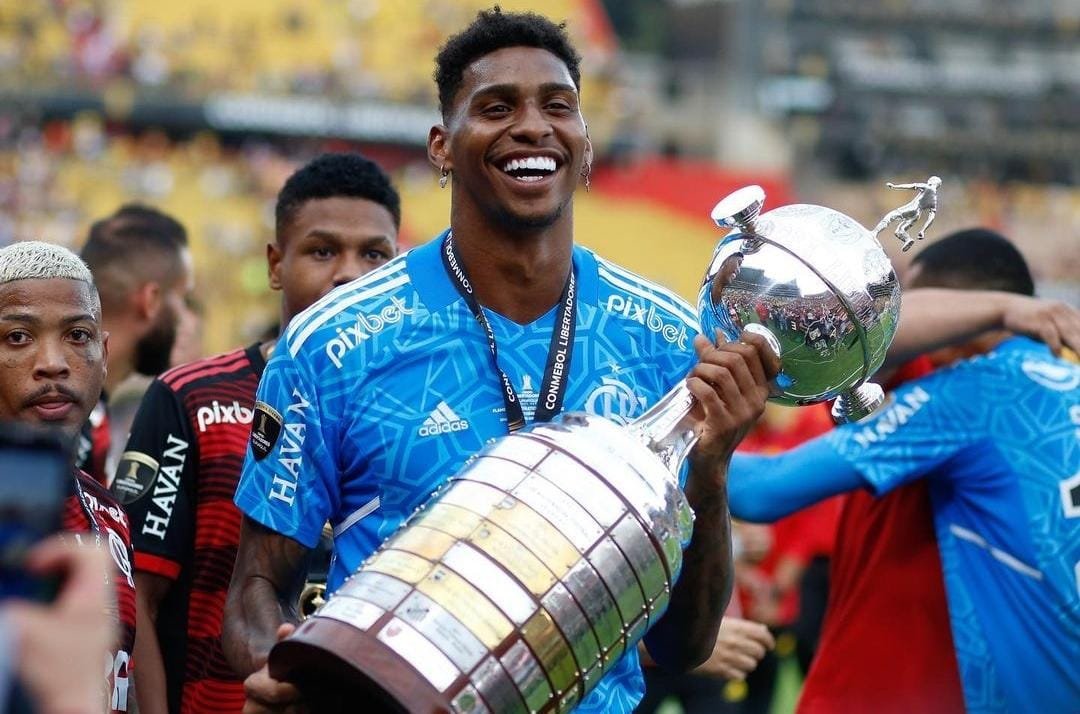 Jovem goleiro ex-Flamengo desperta interesse do Goiás e entra na mira do clube