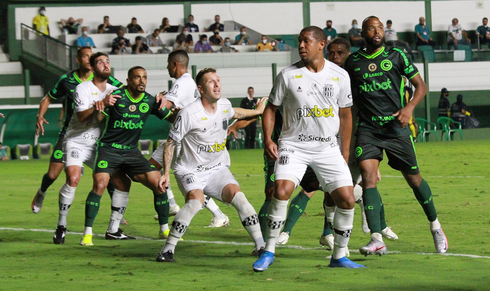 Com desfalques para a partida, Goiás espera quebrar um tabu de vitórias diante da Ponte Preta, que leva vantagem no retrospecto