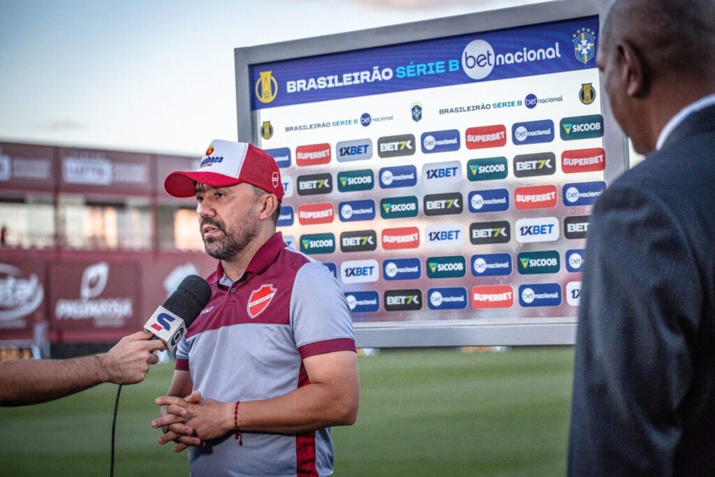 Luizinho Lopes avalia 1ª partida sem sofrer gols, no comando do Vila Nova