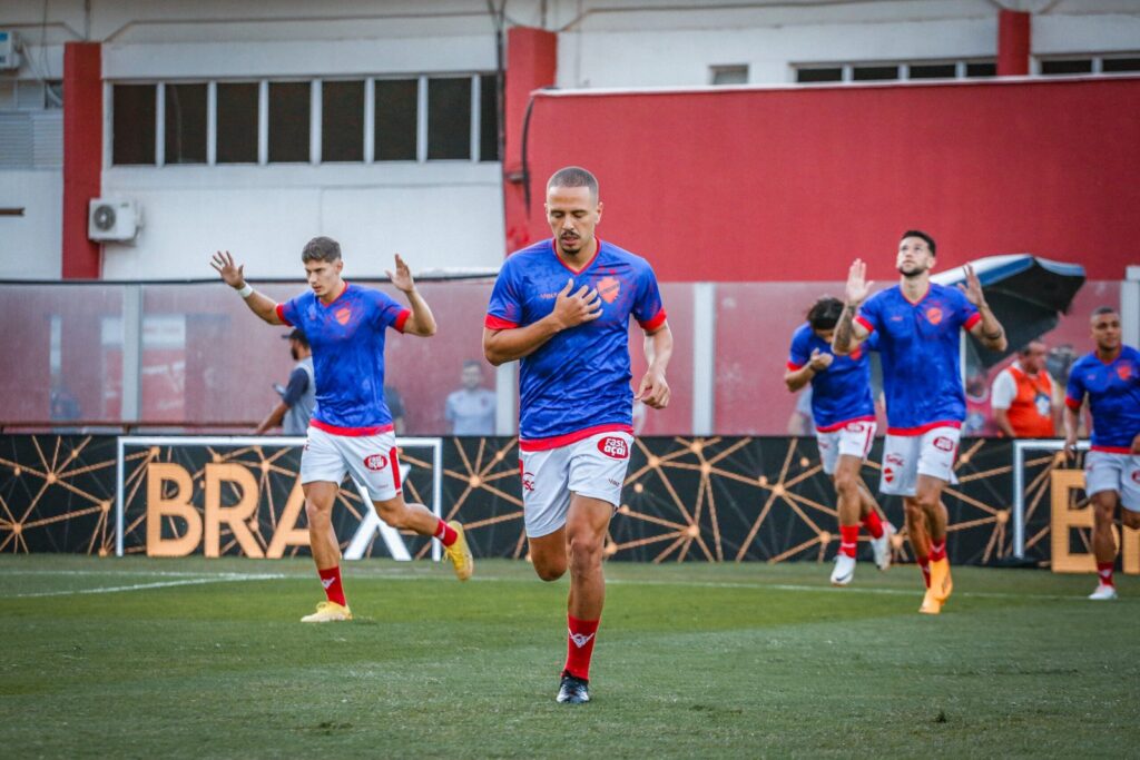 Luizinho Lopes escala Vila Nova para confronto contra Coritiba