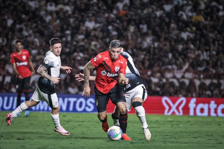 Com gol contra e pênalti, Atlético-GO empata com Corinthians em casa