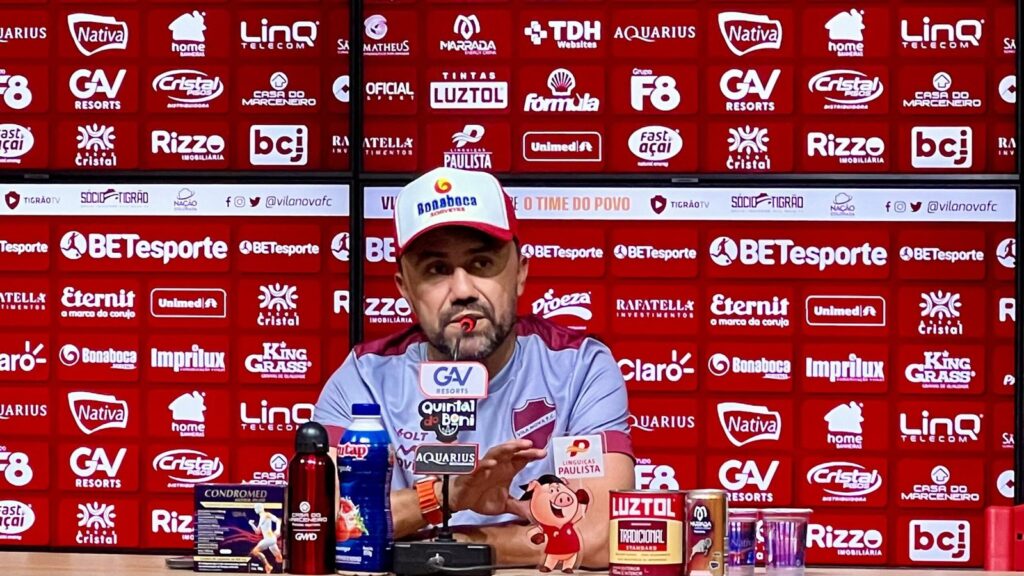 Técnico do Vila Nova avalia melhora da defesa colorada: "vitória sem tomar gol é importante para passar confiança"