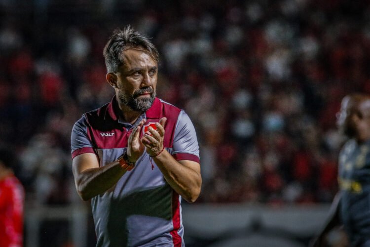 "O resultado foi justo", afirma técnico do Vila Nova após empate com Santos