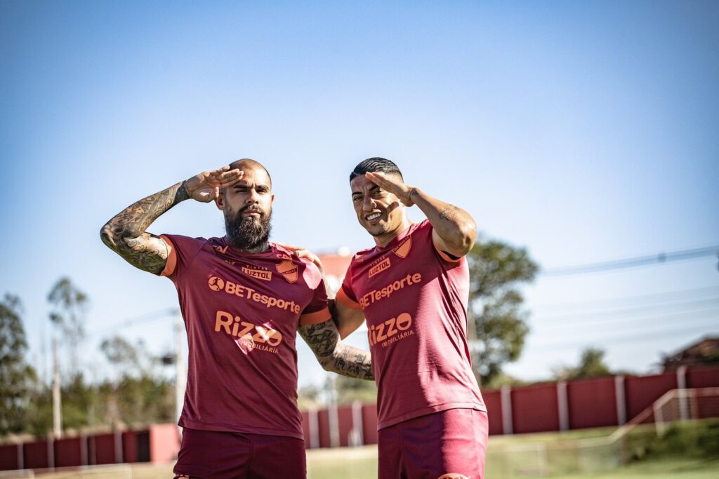 Confronto direto pelo G4! Luizinho Lopes avalia confronto contra Avaí e escala equipe colorada; confira titulares