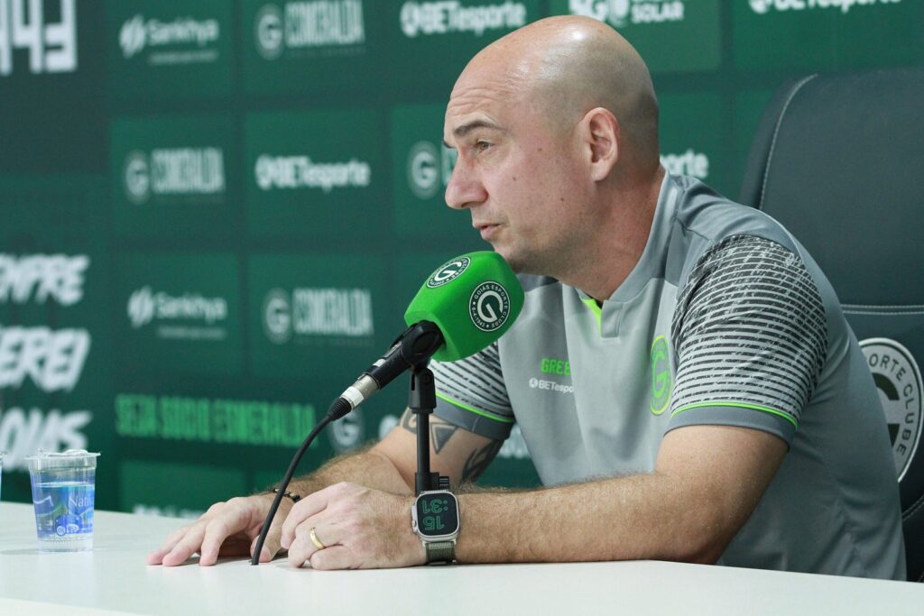 Projetando um grande jogo diante do América-MG, Zanardi fala sobre a recuperação pós clássico e a pressão no Goiás