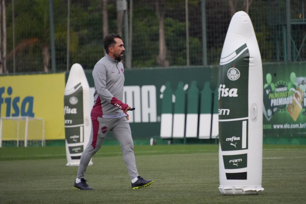 Com dois desfalques, Luizinho Lopes escala Vila Nova para enfrentar Guarani