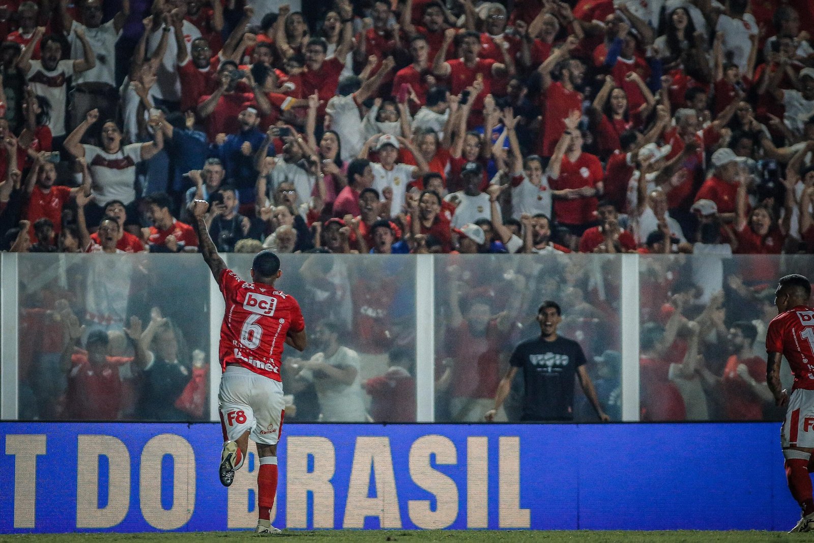 Com dois gols anulados, Vila Nova derrota América-MG em casa e segue no G4