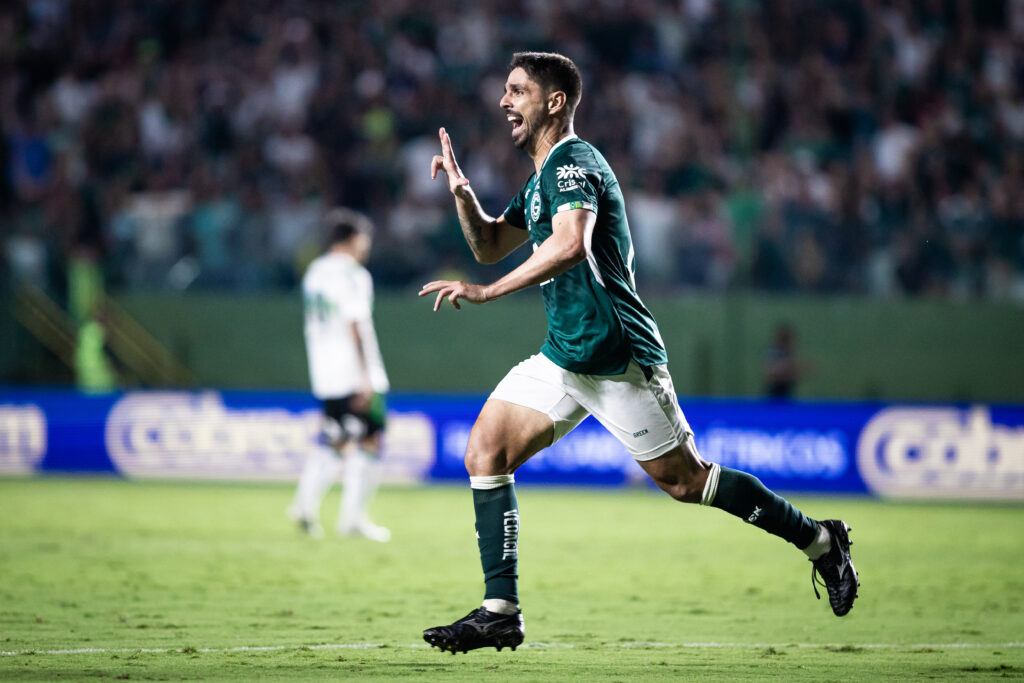 Líder da Série B, Goiás coloca dois nomes na seleção da rodada e emplaca o "Brabo da Vez"