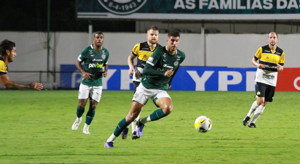 Diante da sua torcida, o Goiás recebe o Criciúma nesta terça-feira (8), às 19h30 (horário de Brasília), no Estádio Hailé Pinheiro