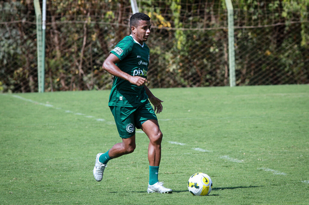 Após defender os três gigantes de Goiás, Maguinho enfrenta novo desafio em concorrente da Série B