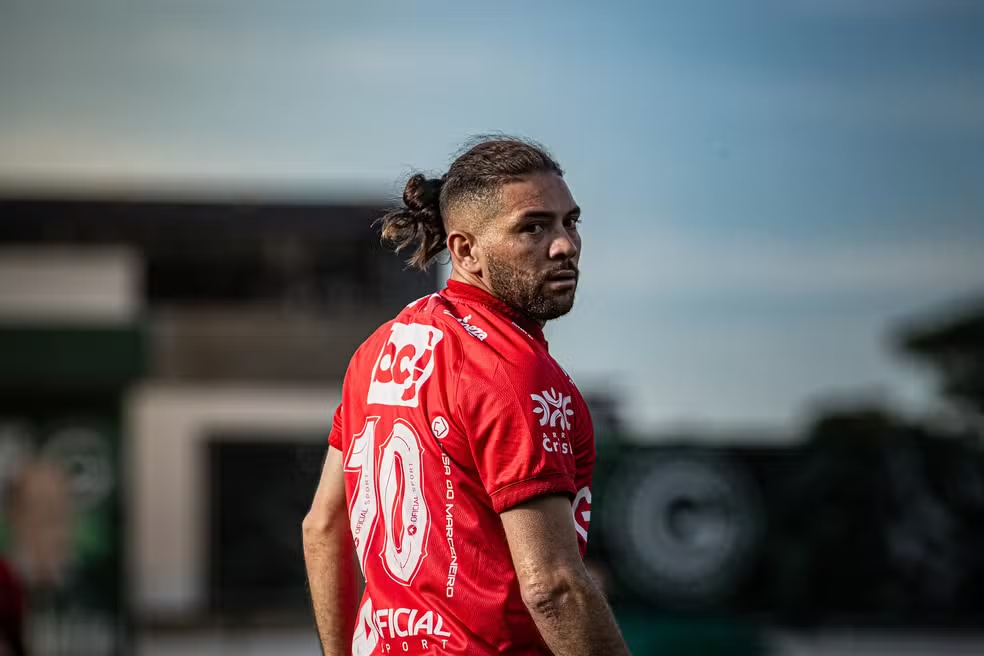 Ex-Vila Nova, argentino chega a 50 assistências no futebol brasileiro