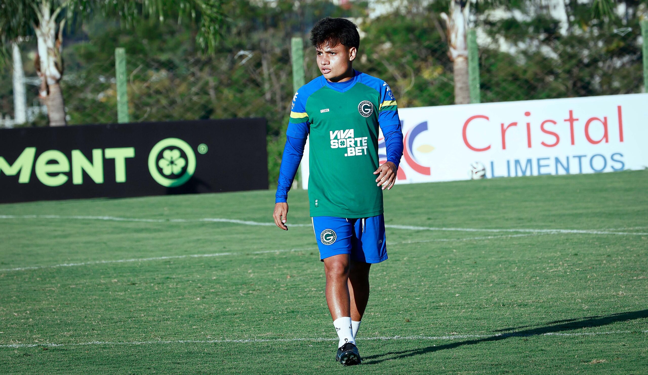 Fora dos planos, Esli Garcia entra em negociação para deixar o Goiás; clube busca solução para o atacante